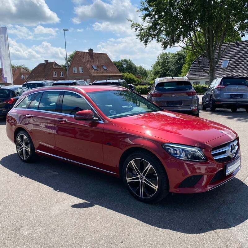 Rødmetal Brugt 2020 Mercedes C300e Avantgarde Stationcar | 359.900 kr. - Billede 1/4