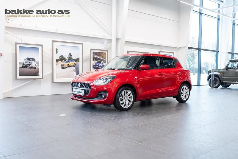 Rødmetal Brugt 2023 Suzuki Swift Action Hatchback | 159.900 kr. (Fair pris) - Billede 1/4