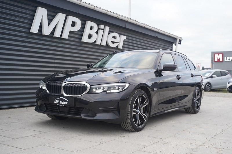 Sortmetal Brugt 2022 BMW 330e Sport Line Stationcar | 269.700 kr. - Billede 1/4