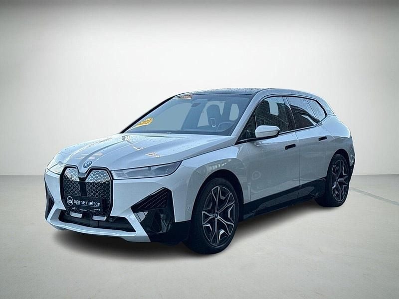 Hvidmetal Brugt 2021 BMW iX M Sport SUV | 439.900 kr. (Fair pris) - Billede 1/4