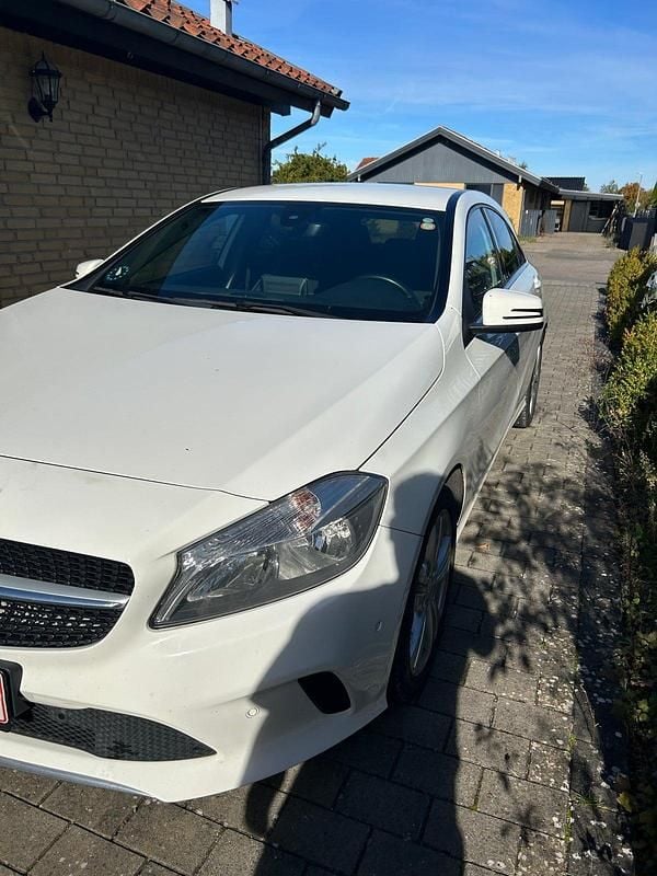 Hvid Brugt 2017 Mercedes A180 Hatchback | 114.900 kr. (Fair pris) - Billede 1/4