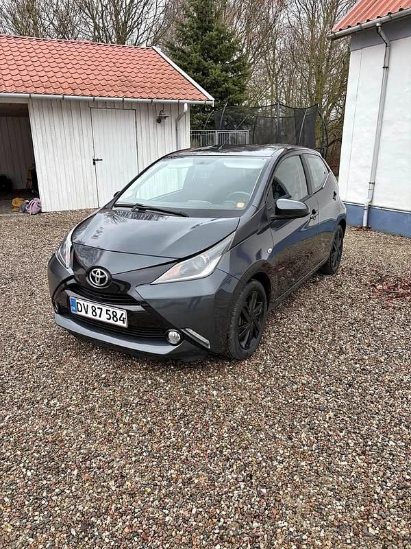 Grå Brugt 2014 Toyota Aygo Hatchback | 34.995 kr. (Lidt for dyr) - Billede 1/4