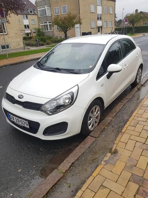 Hvid Brugt 2014 Kia Rio Comfort Hatchback | 58.500 kr. (Fair pris) - Billede 1/3