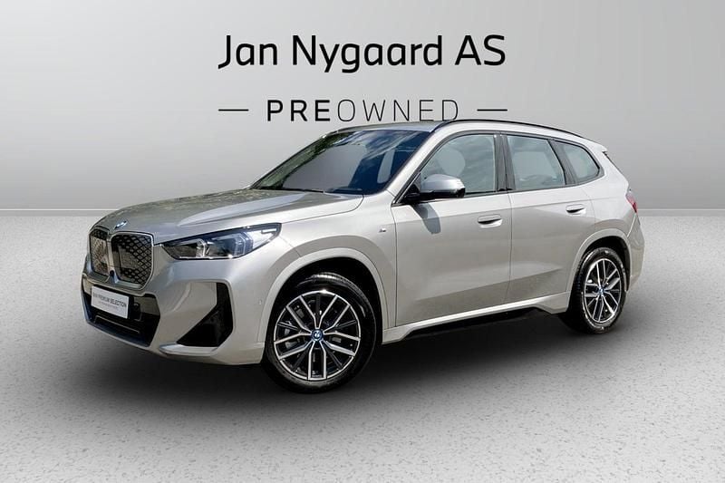 Sølvmetal Brugt 2024 BMW iX1 Luxury Line SUV | 414.000 kr. (Dyr) - Billede 1/3