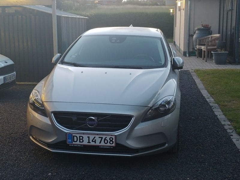 sølv metallic Brugt 2015 Volvo V40 Momentum Stationcar | 109.000 kr. - Billede 1/8