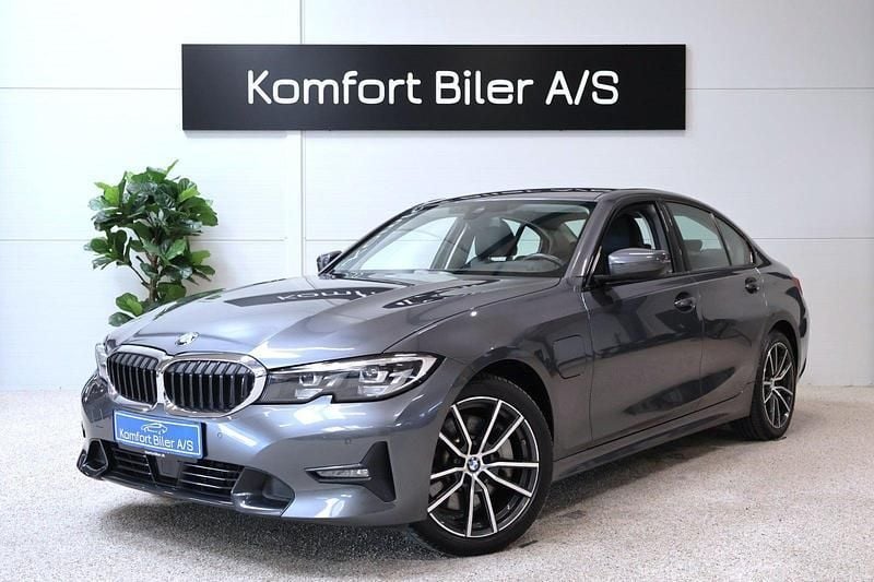 Gråmetal Brugt 2021 BMW 330e Sport Line Sedan | 299.900 kr. (God pris) - Billede 1/4