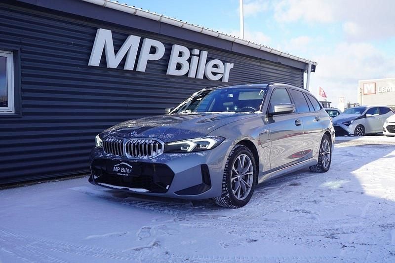 Gråmetal Brugt 2024 BMW 320e M Sport Stationcar | 339.700 kr. (Fair pris) - Billede 1/4