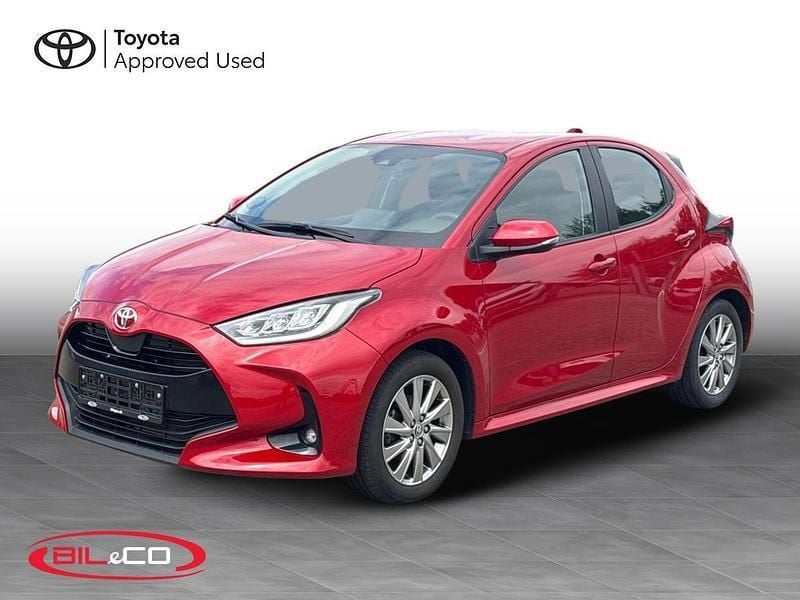 Rødmetal Brugt 2023 Toyota Yaris Active Hatchback | 174.900 kr. (Fair pris) - Billede 1/4
