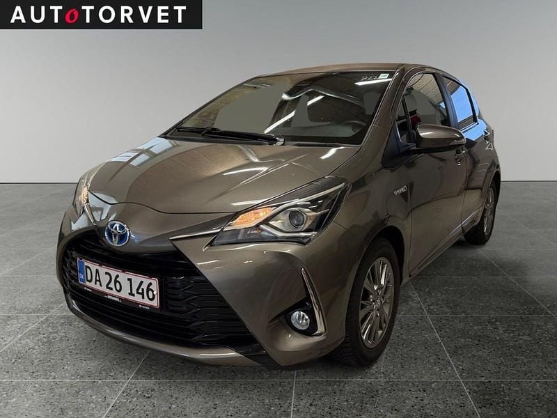 Sølvmetal Brugt 2017 Toyota Yaris Hybrid H2 Hatchback | 109.700 kr. (God pris) - Billede 1/4