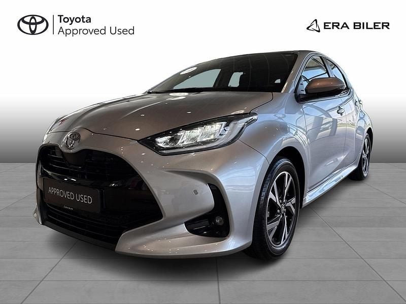 Sølvmetal Brugt 2024 Toyota Yaris Hybrid Comfort Hatchback | 234.900 kr. (Fair pris) - Billede 1/4