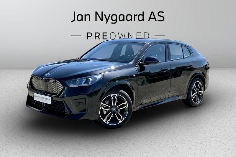 Sortmetal Brugt 2024 BMW iX2 M Sport SUV | 359.900 kr. (Fair pris) - Billede 1/4
