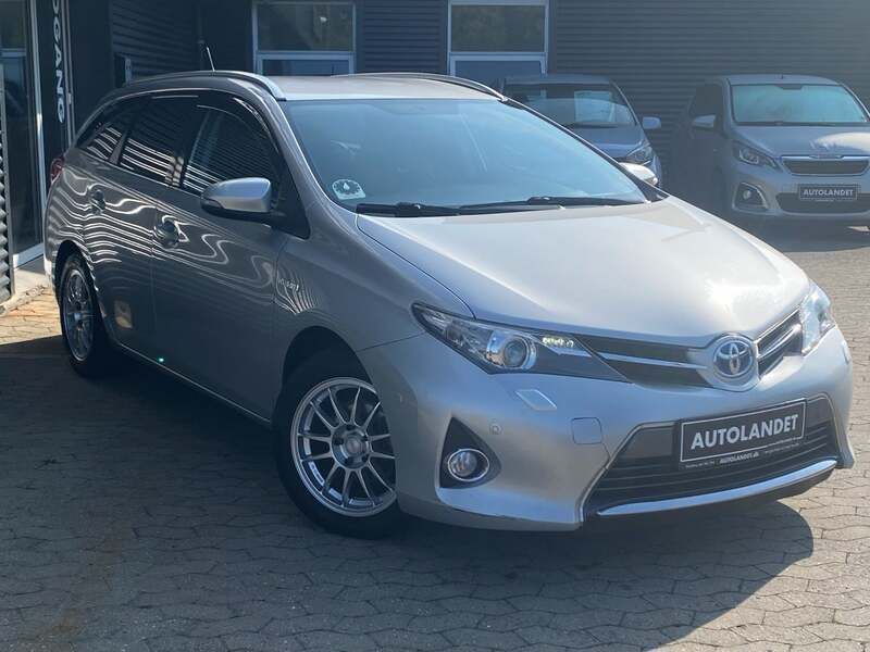 Sølvmetal Brugt 2015 Toyota Auris Hybrid H2 Stationcar | 99.800 kr. (God pris) - Billede 1/4