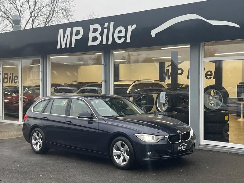 Blåmetal Brugt 2013 BMW 320 Stationcar | 139.900 kr. (God pris) - Billede 1/4
