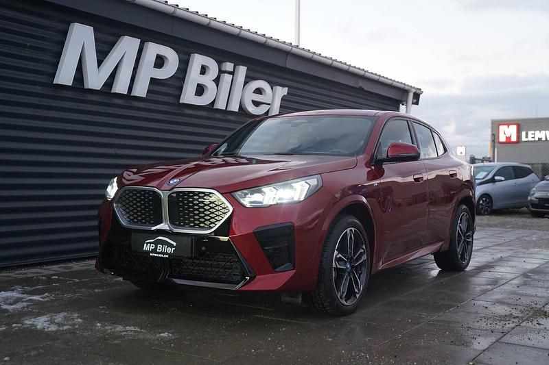 Mørkrødmetal Brugt 2024 BMW iX2 M Sport SUV | 309.900 kr. (God pris) - Billede 1/4