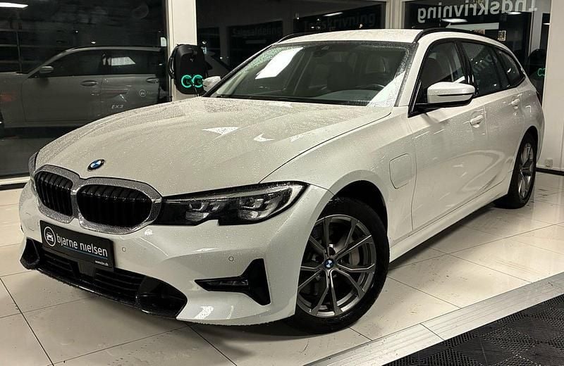 Hvid Brugt 2021 BMW 330e Sport Line Stationcar | 299.900 kr. (Fair pris) - Billede 1/4