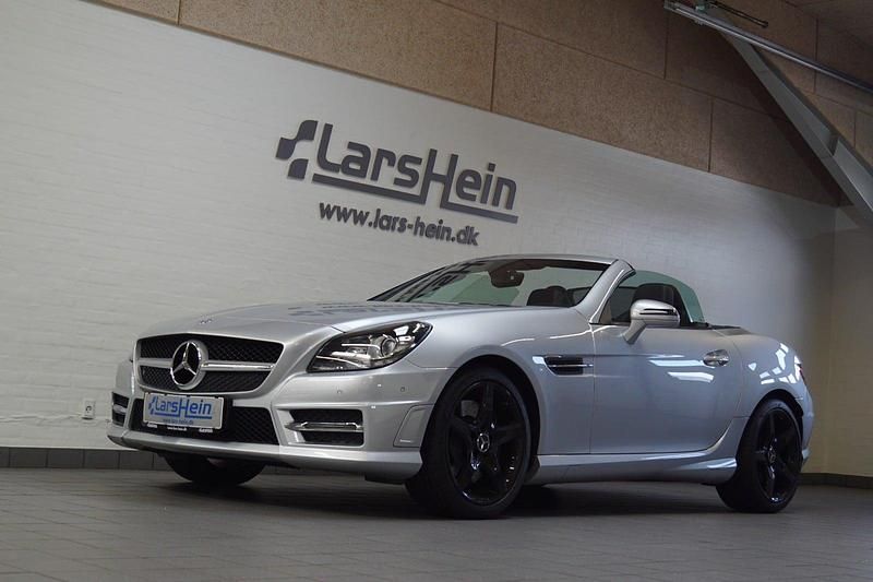 Sølvmetal Brugt 2014 Mercedes SLK200 AMG line Cabriolet | 379.800 kr. - Billede 1/4