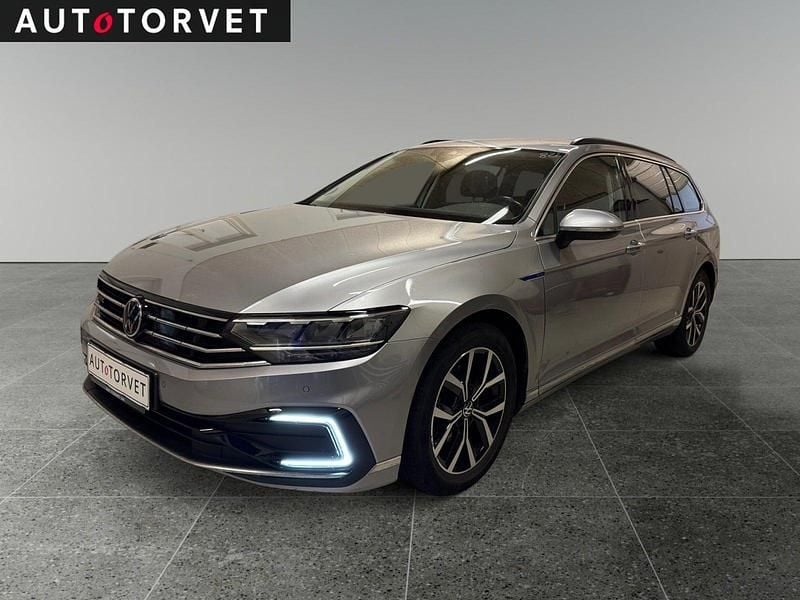 Sølvmetal Brugt 2020 VW Passat GTE Stationcar | 159.700 kr. (God pris) - Billede 1/4