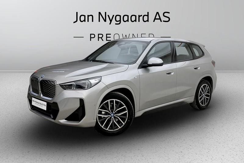 Sølvmetal Brugt 2025 BMW iX1 M Sport SUV | 359.000 kr. (Dyr) - Billede 1/3