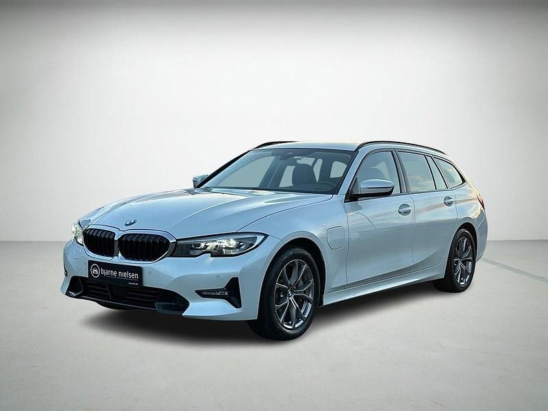 Hvid Brugt 2021 BMW 330e Sport Line Stationcar | 284.900 kr. (Fair pris) - Billede 1/4