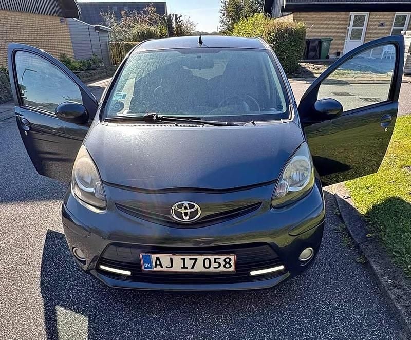 Grå Brugt 2013 Toyota Aygo Hatchback | 35.000 kr. (Fair pris) - Billede 1/4