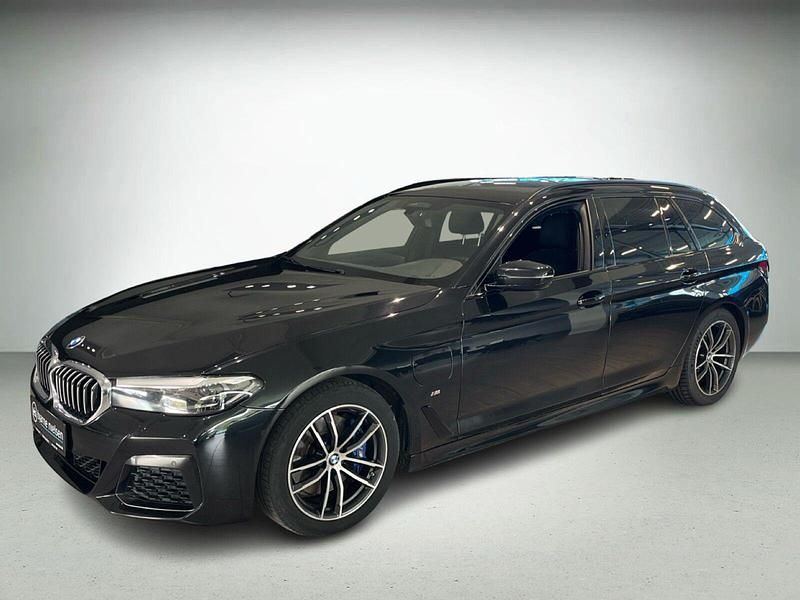 Sort Brugt 2021 BMW 530e M Sport Stationcar | 359.900 kr. - Billede 1/4