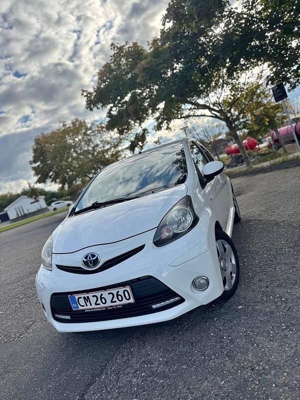 Hvid Brugt 2013 Toyota Aygo Hatchback | 42.500 kr. (Fair pris) - Billede 1/4