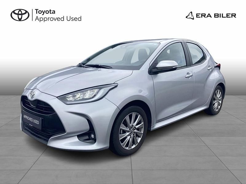 Shimmering silver Brugt 2022 Toyota Yaris Active Hatchback | 174.900 kr. (Fair pris) - Billede 1/4