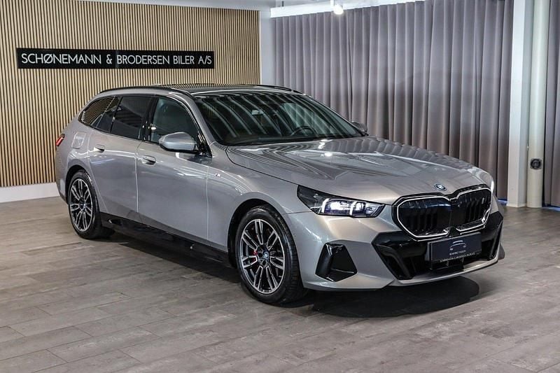 Sølvmetal Brugt 2025 BMW i5 M Sport Stationcar | 649.900 kr. (Dyr) - Billede 1/4