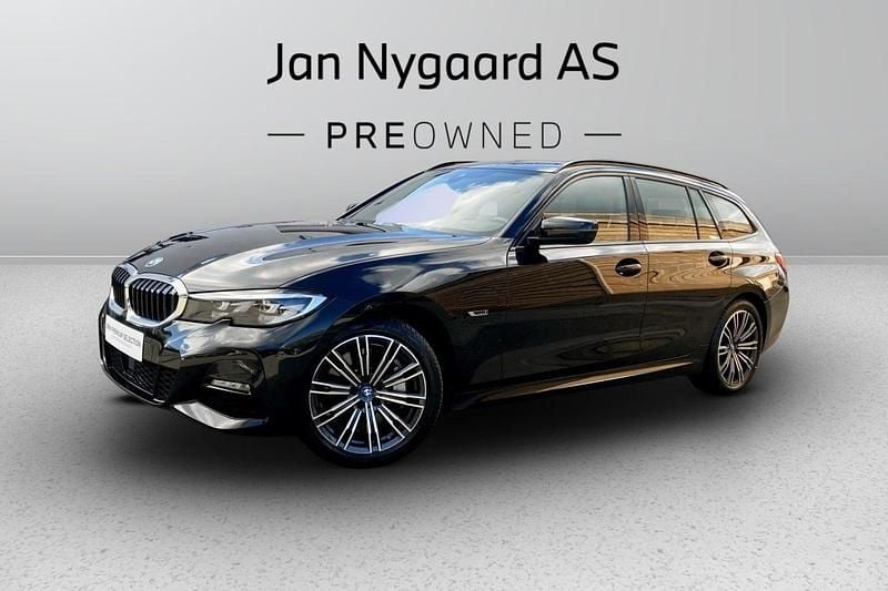 Sortmetal Brugt 2022 BMW 330e M Sport Stationcar | 369.000 kr. - Billede 1/3