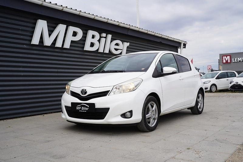 Hvid Brugt 2013 Toyota Yaris T2 Hatchback | 29.900 kr. (Super pris) - Billede 1/4