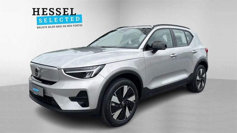 Silver dawn metallic Ny 2025 Volvo XC40 Plus SUV | 324.900 kr. - Billede 1/4