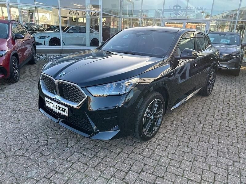 Sortmetal Brugt 2024 BMW iX2 M Sport SUV | 319.900 kr. - Billede 1/3