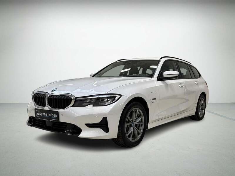 Hvidmetal Brugt 2021 BMW 330e Sport Line Stationcar | 309.800 kr. (Fair pris) - Billede 1/4
