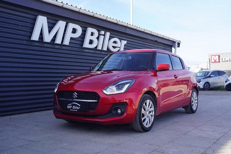 Rødmetal Brugt 2023 Suzuki Swift Club Hatchback | 109.900 kr. (Fair pris) - Billede 1/4