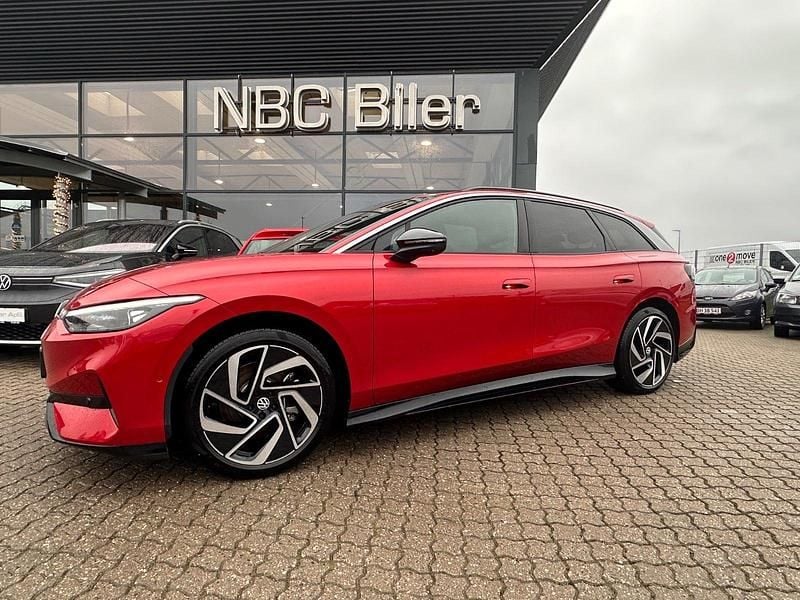 Mørkrødmetal Brugt 2025 VW ID.7 Pro Stationcar | 379.780 kr. (Super pris) - Billede 1/4