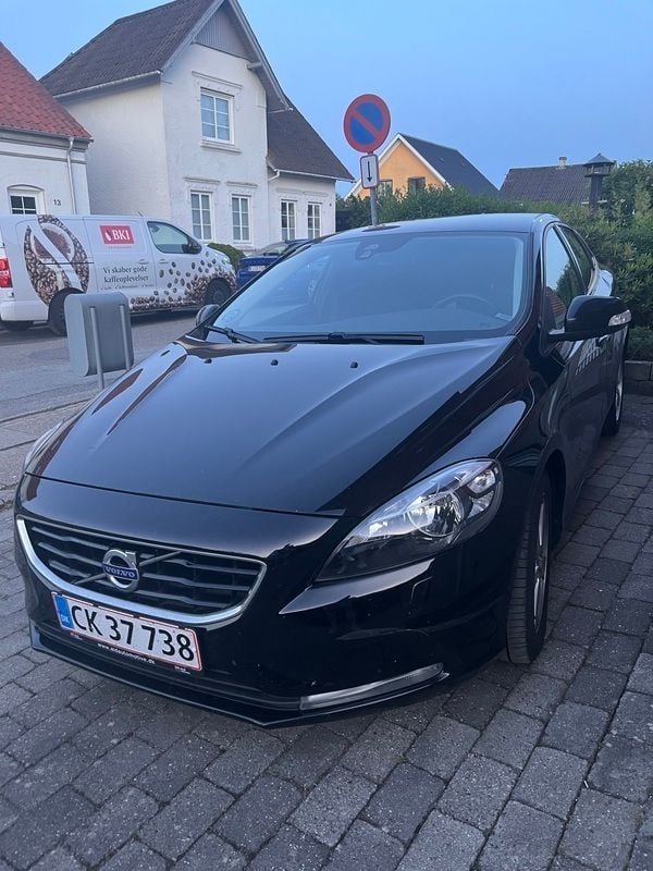 Sort Brugt 2016 Volvo V40 Kinetic Stationcar | 99.900 kr. (Fair pris) - Billede 1/3