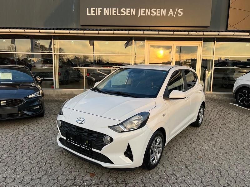 Hvid Brugt 2022 Hyundai i10 Essential Hatchback | 107.900 kr. (Fair pris) - Billede 1/4