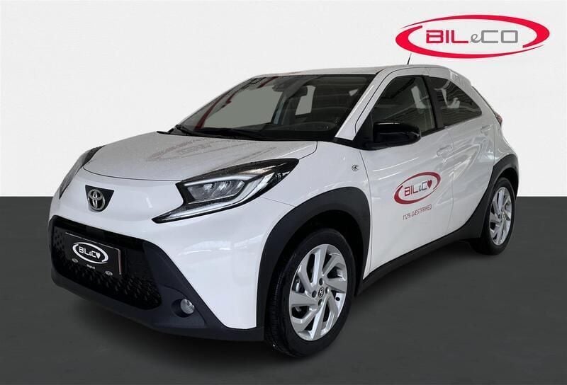040 pure white Brugt 2023 Toyota Aygo Active Hatchback | 149.900 kr. (Lidt for dyr) - Billede 1/4