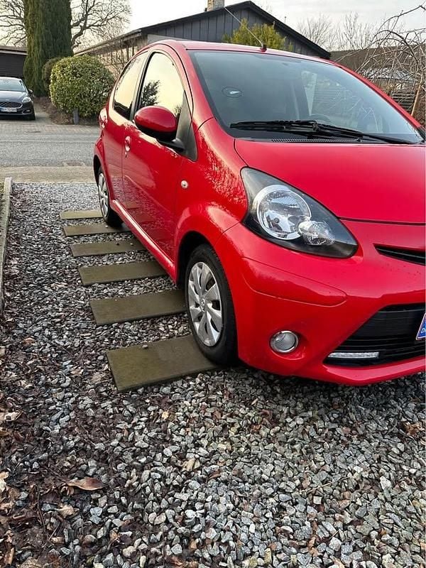 Brugt Toyota Aygo 68 HK (50 kW) 2013 Rød Hatchback