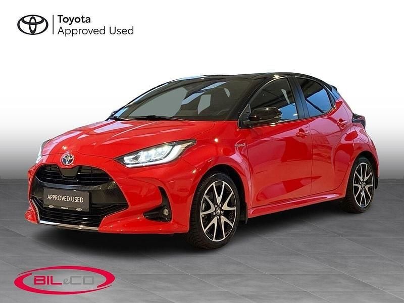 Rød / sort Brugt 2021 Toyota Yaris Hybrid Edition Hatchback | 199.900 kr. (Fair pris) - Billede 1/3