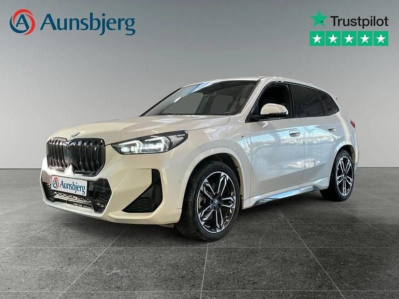 Mineral hvid Brugt 2023 BMW iX1 M Sport SUV | 314.500 kr. (God pris) - Billede 1/4