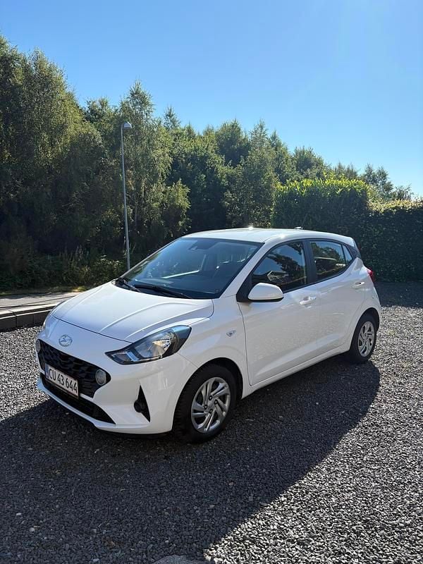 Hvid Brugt 2020 Hyundai i10 Essential Hatchback | 82.000 kr. (Fair pris) - Billede 1/8