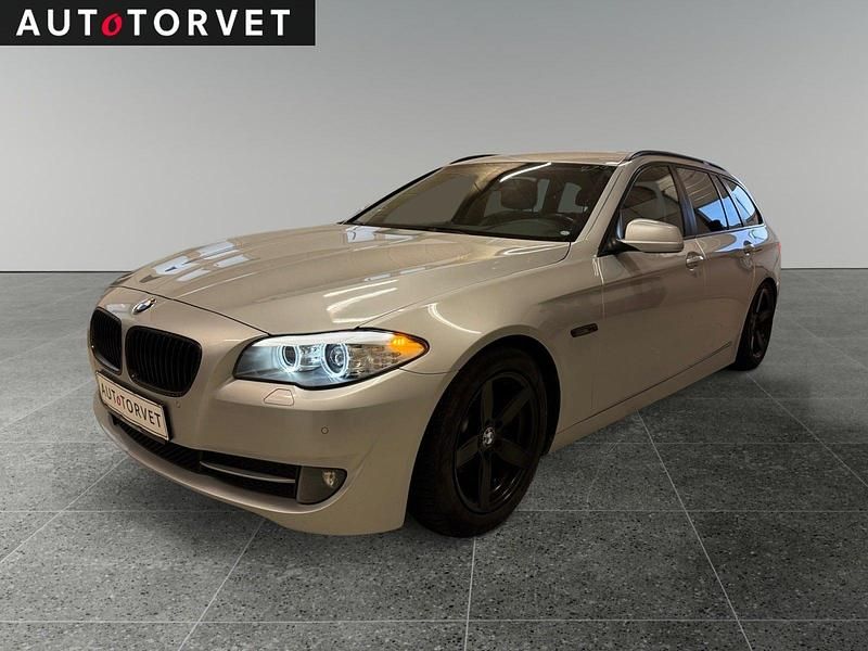 Sølvmetal Brugt 2011 BMW 520 Stationcar | 99.700 kr. (Fair pris) - Billede 1/4