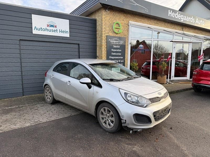 Sølvmetal Brugt 2012 Kia Rio Active Hatchback | 14.800 kr. (Lidt for dyr) - Billede 1/4