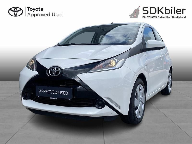 Hvid Brugt 2016 Toyota Aygo X-play Hatchback | 74.900 kr. (Fair pris) - Billede 1/4