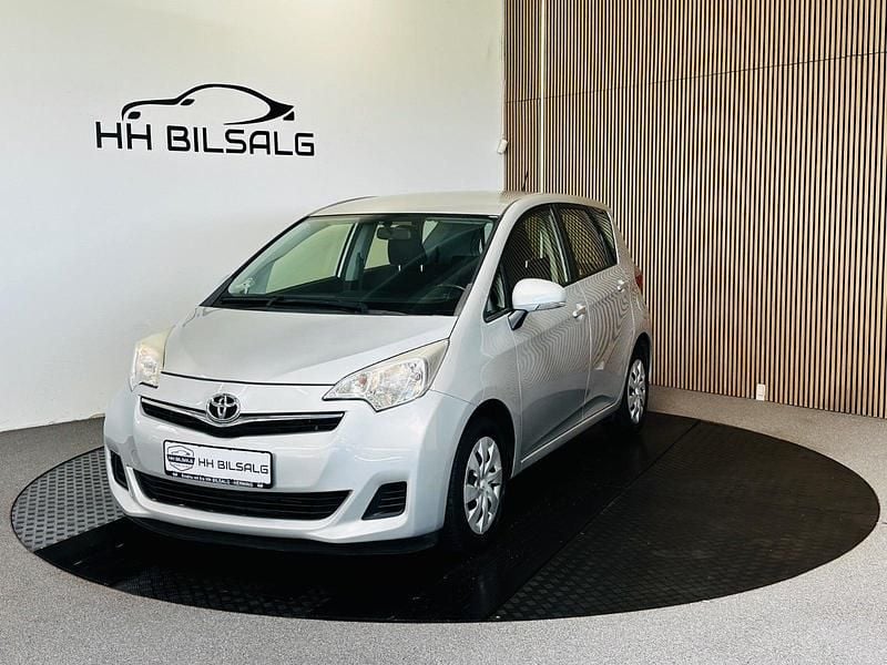 Sølvmetal Brugt 2013 Toyota Verso-S T2 MPV | 89.700 kr. - Billede 1/4