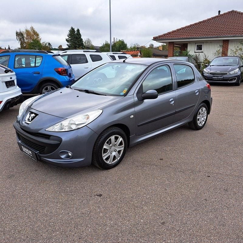 Sølvmetal Brugt 2010 Peugeot 206+ Comfort Hatchback | 26.900 kr. (Lidt for dyr) - Billede 1/4