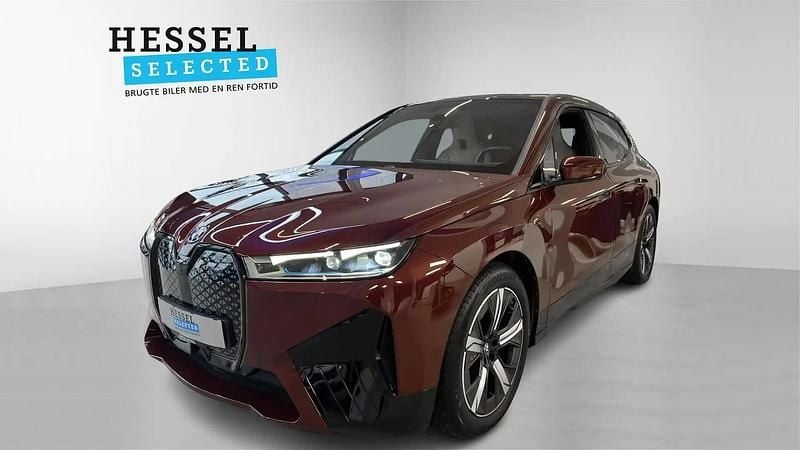 Aventurinrød metallic Brugt 2023 BMW iX SUV | 619.900 kr. (Fair pris) - Billede 1/4