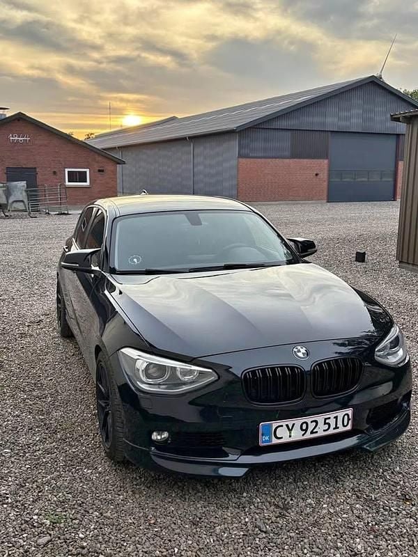 Sort Brugt 2014 BMW 120 Comfort Edition Hatchback | 89.999 kr. (Fair pris) - Billede 1/4