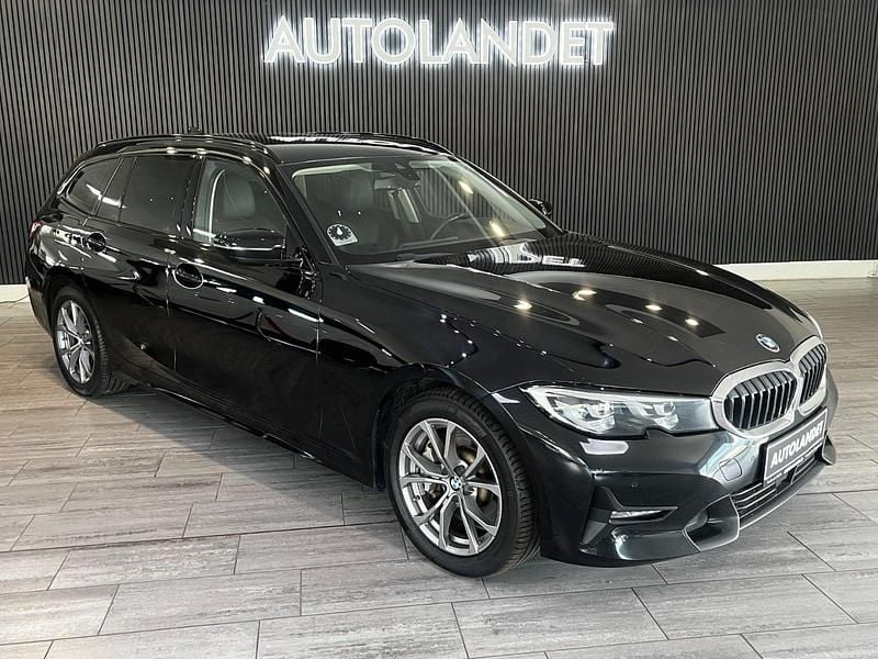 Sortmetal Brugt 2021 BMW 330e Sport Line Stationcar | 289.800 kr. (Fair pris) - Billede 1/4